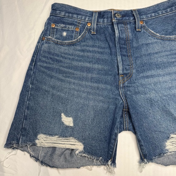 Levi’s Women’s 501 Button Fly Distressed Midi Length Jean Shorts Size 28 - Picture 3 of 16